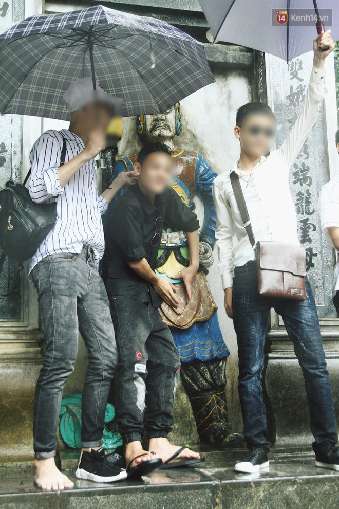 Nhiều bạn trẻ hồn nhiên mặc quần đùi, váy ngắn và tạo dáng phản cảm khi dự lễ Giỗ tổ Hùng Vương